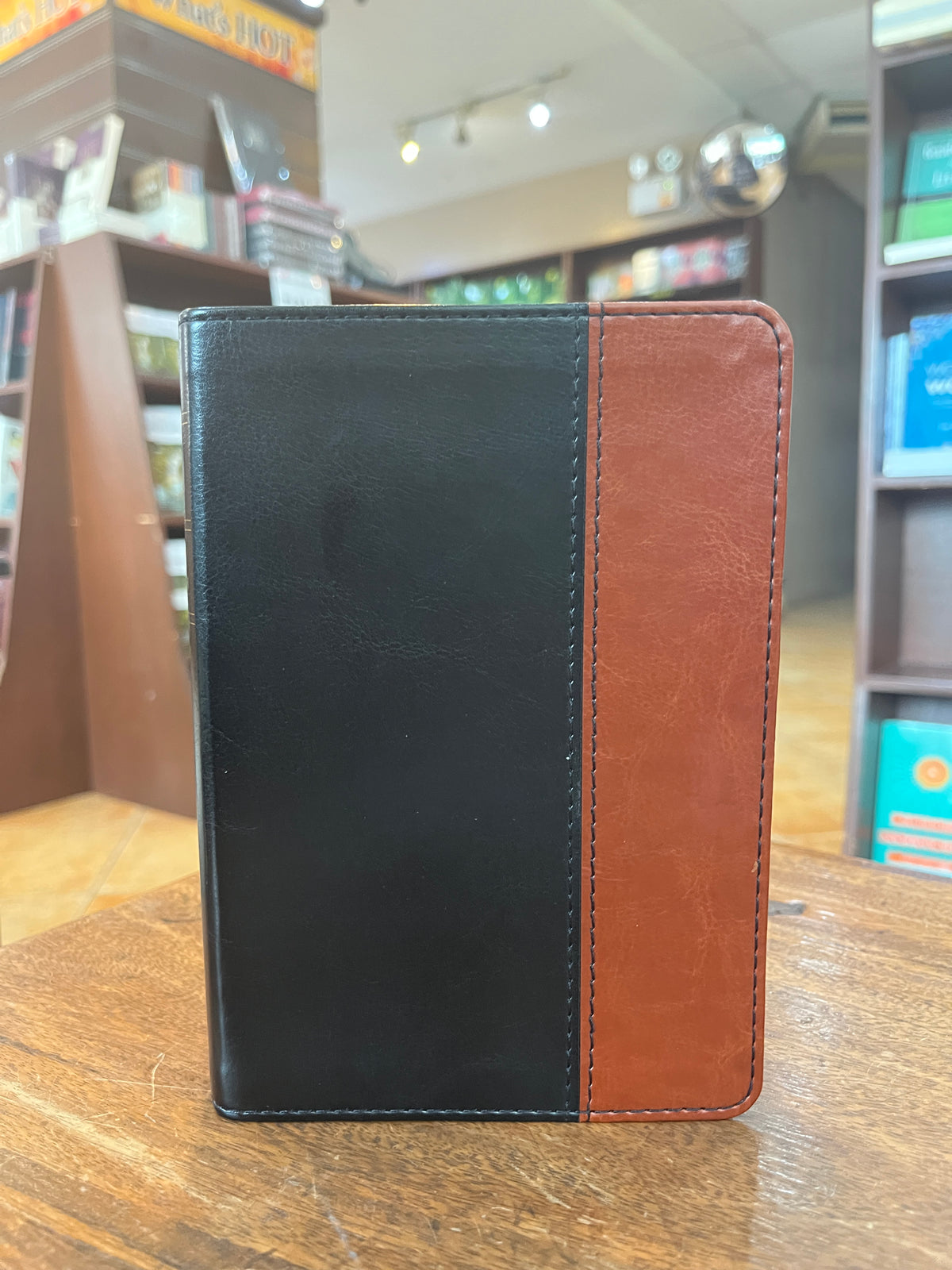 NLT Large Print Compact Edition, Black/Tan Leatherlike, Thumb-Indexed