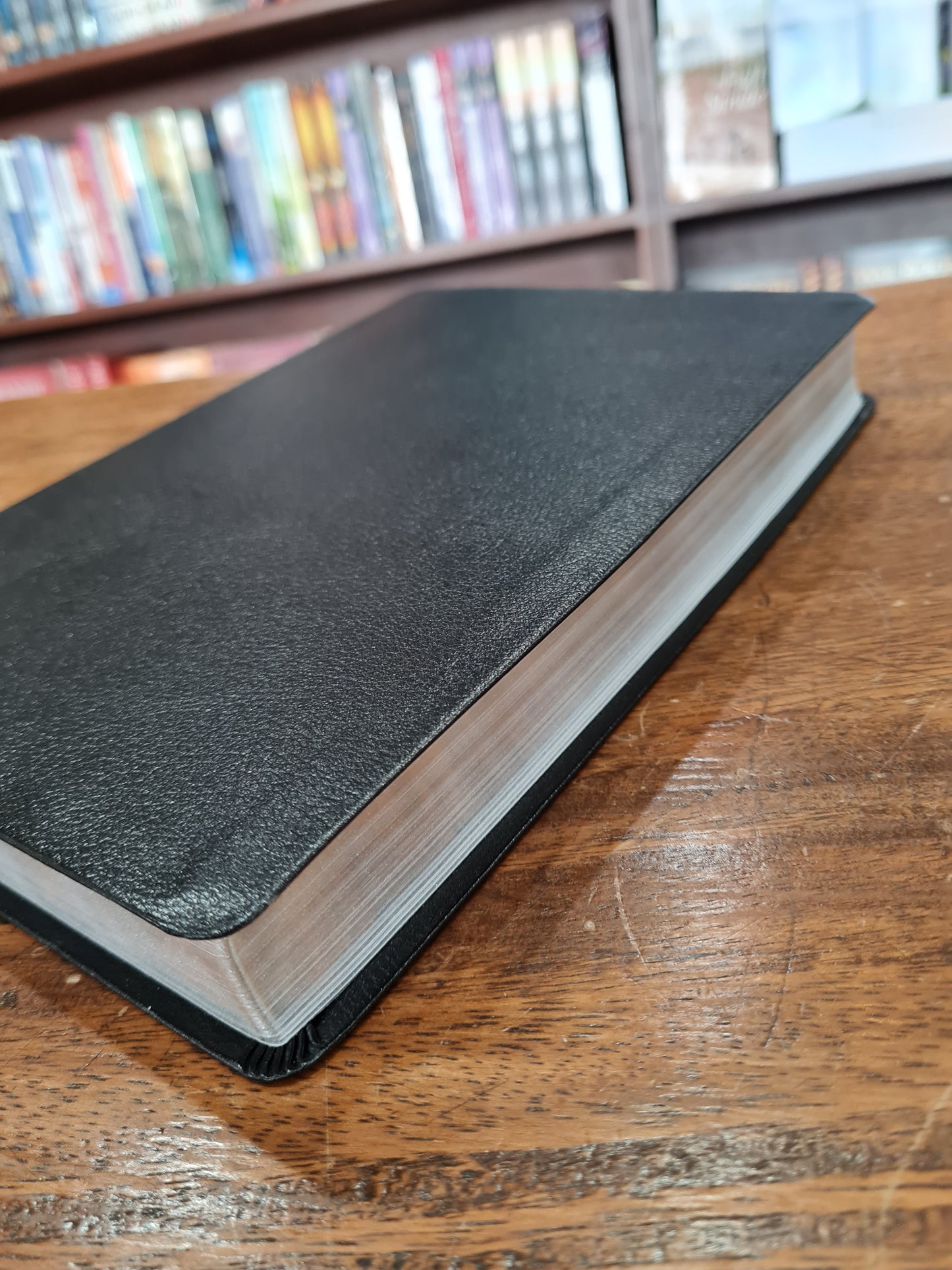 NIV Thinline Bible Giant Print Black Bonded Leather