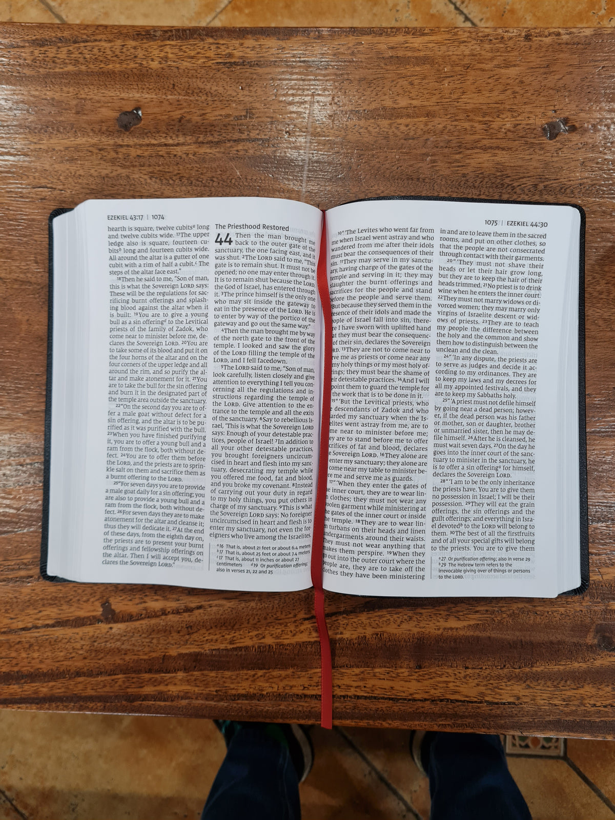 NIV Thinline Bible Giant Print Black Bonded Leather