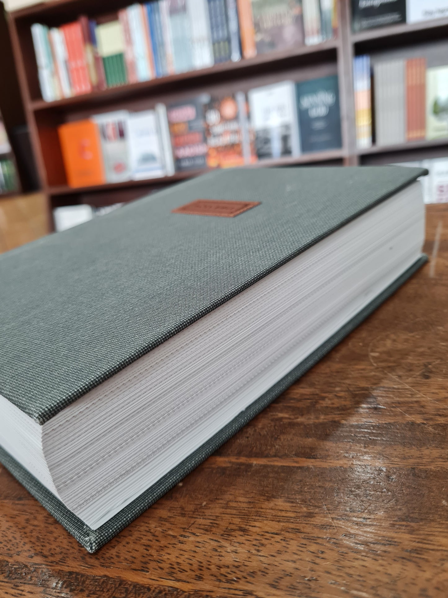 NIV The Grace and Truth Study Bible Gray (OM)