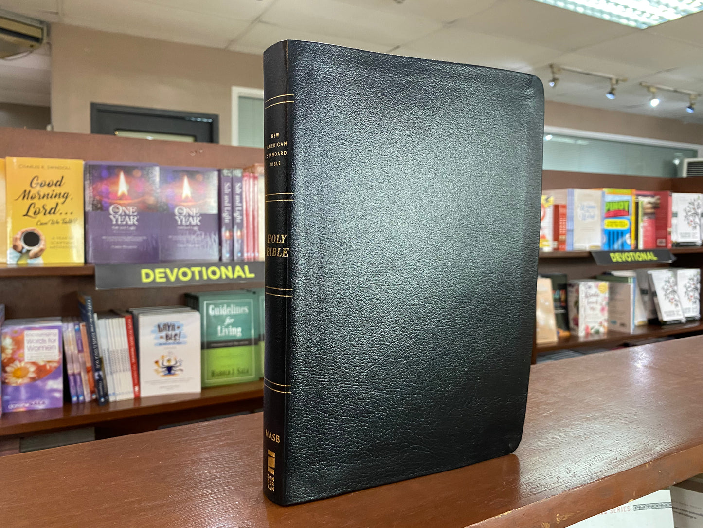 NASB Giant Print Thinline Bible Black