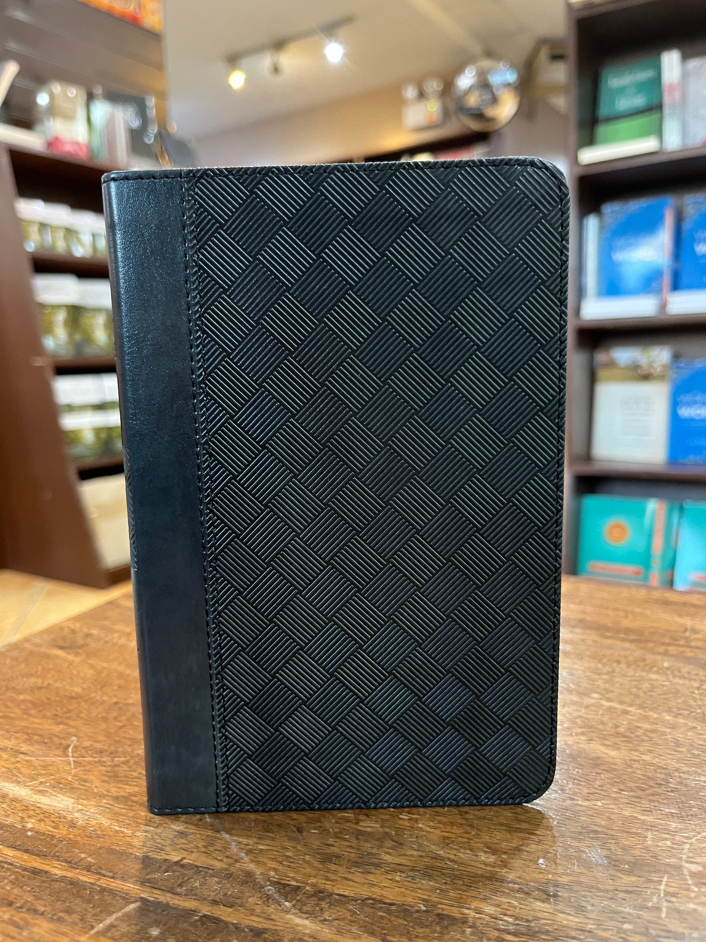 NIV, Thinline Bible, Compact, Leathersoft, Black/Gray, Red Letter, Comfort Print