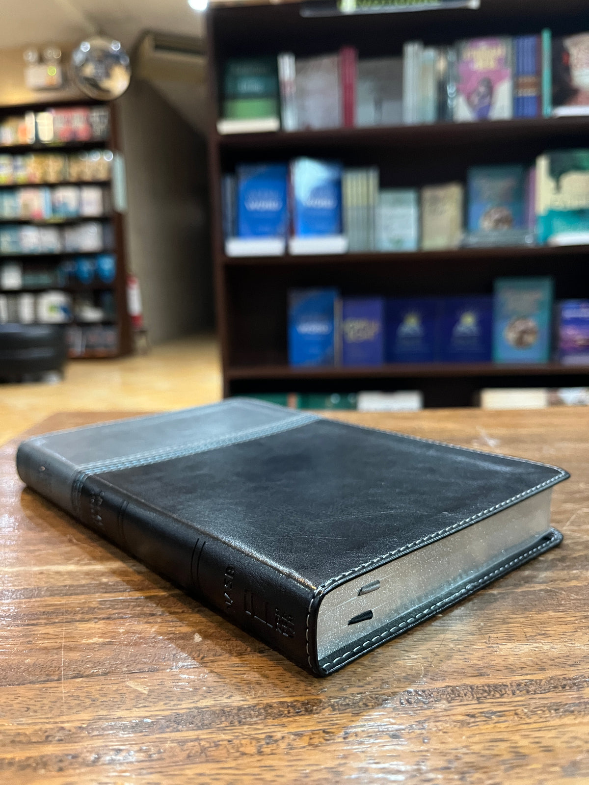 NASB Comfort Print Thinline Bible, Red Letter Edition--soft leather-look, black
