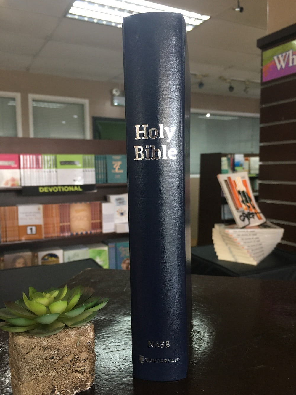 NASB Comfort Print Pew and Worship Bible--hardcover, blue